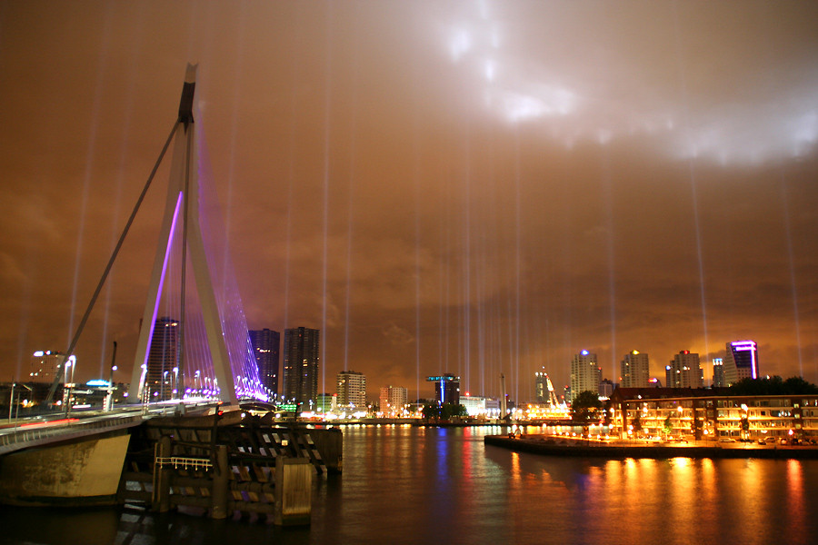 ©Mothership. Via 127 lichtkanonnen werd de brandgrens gemarkeerd met enorme lichtzuilen.
